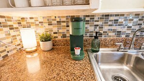 Interior - 2-bedroom home Travel Nurse Friendly 30+ Day Stay Fully Furnished Pet Friendly (Springfield)
