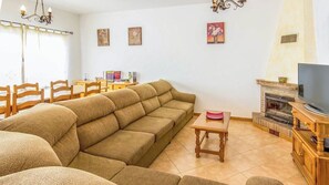 TV, fireplace - El Almendro Cómpeta by Ruralidays (Málaga)