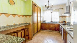 Fridge, microwave, oven, stovetop - El Almendro Cómpeta by Ruralidays (Málaga)