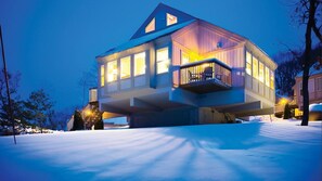 Exterior - Wisconsin Dells Cottage Escape with Golf, Pools & Spacious 2BR Family Stay (Wisconsin Dells)