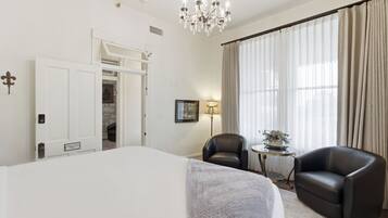 Apartment, Balcony | Street view