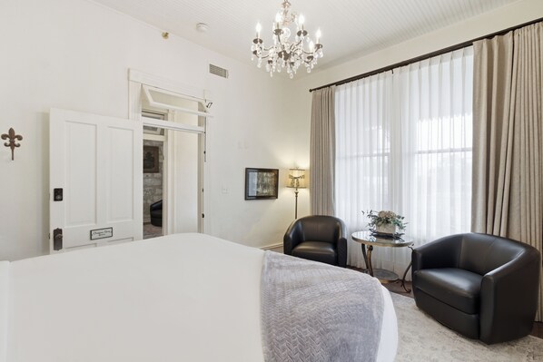 Apartment, Balcony | Street view