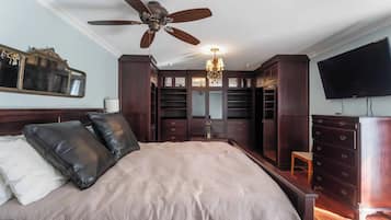 2 bedrooms, desk, WiFi, bed sheets