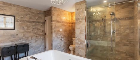 Douche, séchoir à cheveux, serviettes fournies