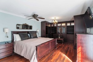 Desk, WiFi, bed sheets