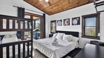 3 bedrooms, desk, iron/ironing board, free WiFi