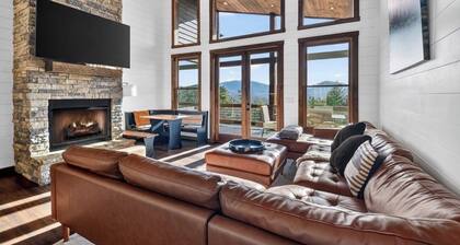 Fabulous 3-bedroom chalet with hot tub and year round mtn views! Luxe & modern!