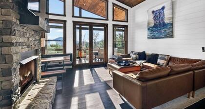 Fabulous 3-bedroom chalet with hot tub and year round mtn views! Luxe & modern!