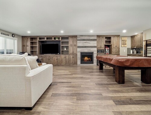 Cozy Cottage Suite With Massage Chair And Pool Table