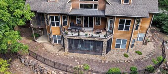 Tranquility Brook: Lovely 4-bedroom Mountain Villa in the Great Smoky Mountains