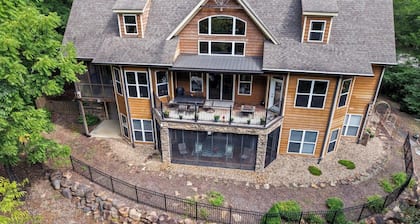 Tranquility Brook: Lovely 4-bedroom Mountain Villa in the Great Smoky Mountains