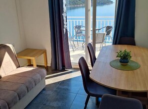 Apartment (Two-Bedroom Apartment with Terrace an) | Living room - Green House (Mljet)