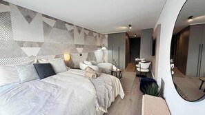 Tabla de planchar con plancha, wifi y ropa de cama 