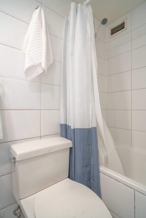 Shower, hair dryer, towels - HOM | Mall MUT | Metro Tobalaba | Costanera Center (Las Condes)
