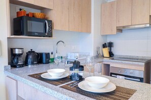 Fridge, microwave, oven, stovetop - HOM I Céntrico Calefactor Lastarria Parque Almagro (Santiago)