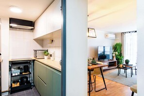 Fridge, microwave, oven, stovetop - HOM | AC | Metro El Golf-Tobalaba | Mall Costanera (Las Condes)