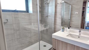 Dusche, Haartrockner, Handtücher, Shampoo