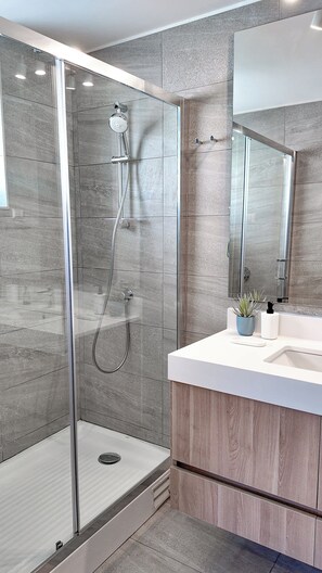 Dusche, Haartrockner, Handtücher, Shampoo