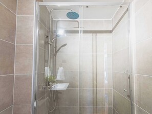 Shower, hair dryer, towels, shampoo - HOM l WiFi  Aire Acondicionado  Lavanderia (Santiago)