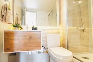 Een douche, een haardroger, handdoeken, shampoo