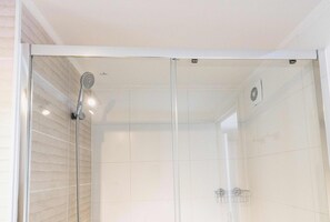 Shower, hair dryer, towels, shampoo - HOM I 2D2B I WiFi | Aire Inverter | Gym | Estacionamiento (Santiago)
