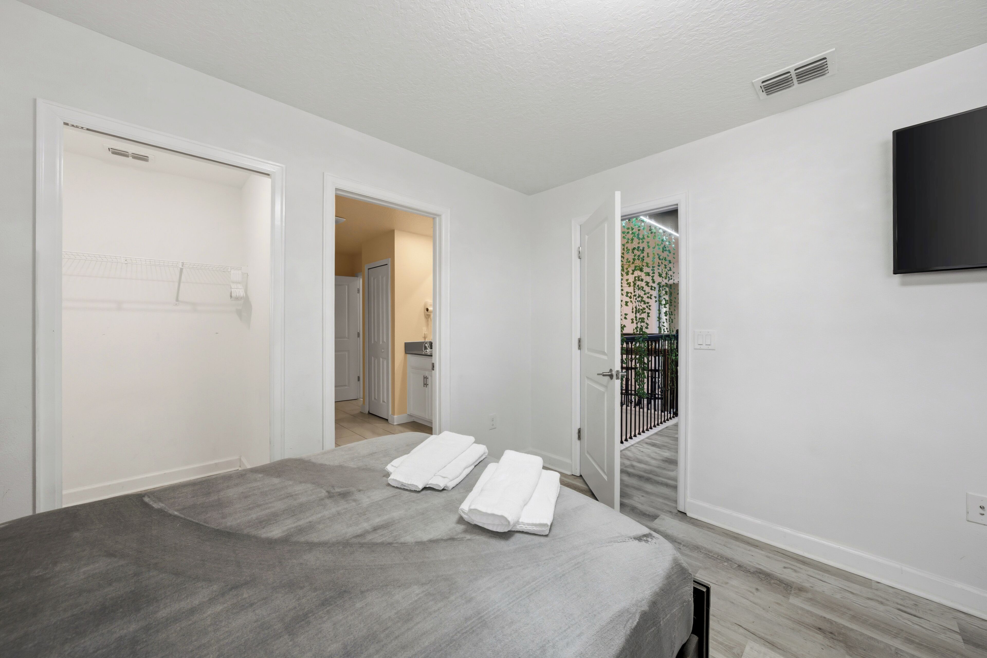 Iron/ironing board, free WiFi, bed sheets