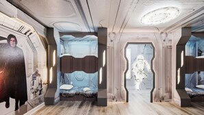 Quarto com tema Star Wars, incluindo um mural, uma cama com cabeceira original e um teto com design circular.