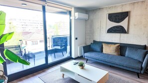 TV, offices - HOM | 3D3B Providencia | Parking | Inés de Suarez (Providencia)
