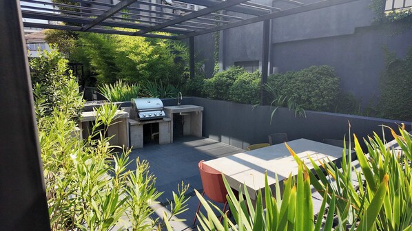 Outdoor dining - HOM | 3D3B Providencia | Parking | Inés de Suarez (Providencia)