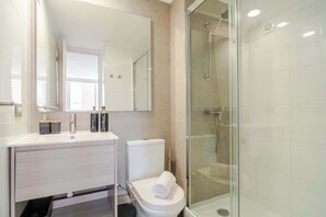Shower, hair dryer, towels, shampoo - HOM I Mall Plaza Egana I Wifi I Gym Recepción 24/7 (Ñuñoa)