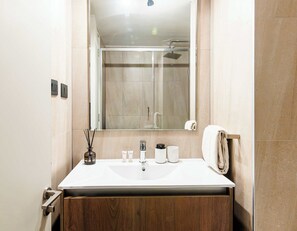 Shower, hair dryer, towels, shampoo - HOM l A/C l Providencia l Parking l Wifi l Metro (Providencia)