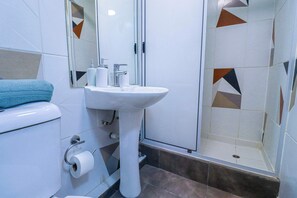 Douche, sèche-cheveux, serviettes fournies