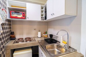 Réfrigérateur, micro-ondes, plaque de cuisson, grille-pain