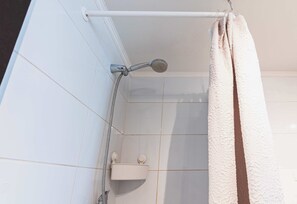 Shower, hair dryer, towels, shampoo - HOM | 2D2B | Metro Santa Isabel | WiFi | Terraza (Providencia)