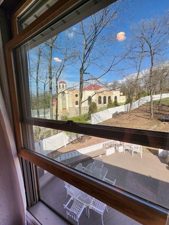 Interior. Welcome to The Manse on the Hill 2-Story Retreat 3 Beds Home Parking PetFriendly