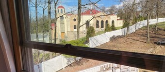 Welcome to The Manse on the Hill 2-Story Retreat 3 Beds Home Parking PetFriendly