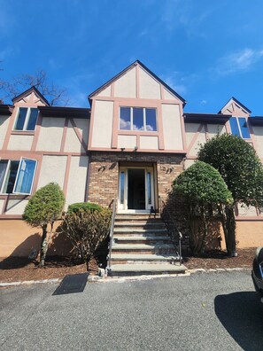 Exterior - Welcome to The Manse on the Hill 2-Story Retreat 3 Beds Home Parking PetFriendly (Montclair)