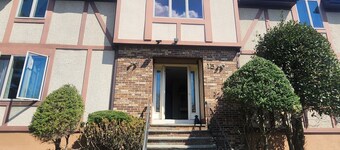 Welcome to The Manse on the Hill 2-Story Retreat 3 Beds Home Parking PetFriendly