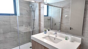 Shower, hair dryer, towels, shampoo - HOM TOP1 | 97m2 | Parking | Parque Arauco | 1D1B (Las Condes)