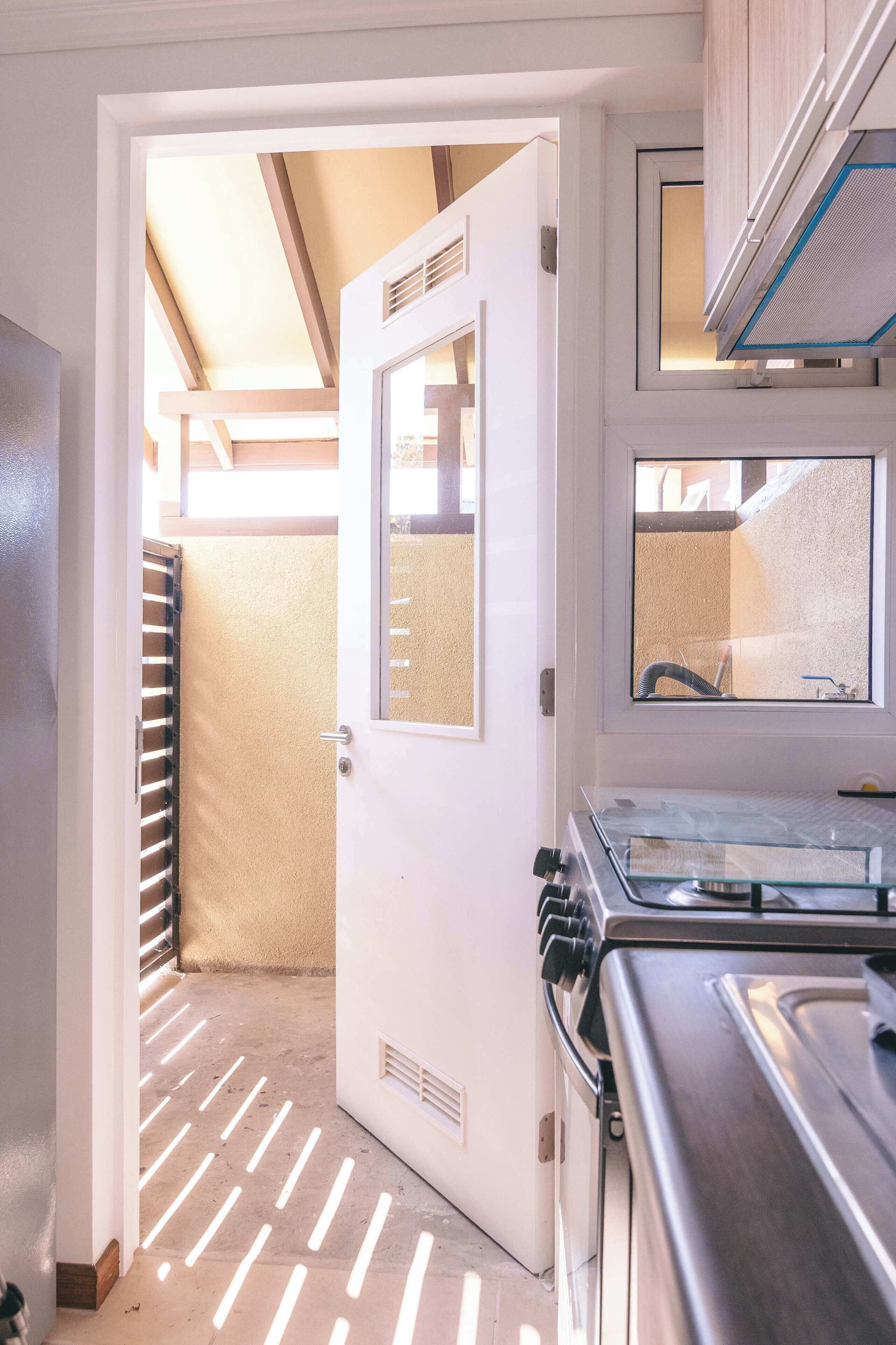 Fridge, oven, stovetop, coffee/tea maker