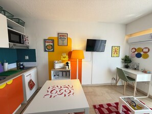 Interior - Studio coloré & fonctionnel – proche gare, plages & vieille ville (Antibes)