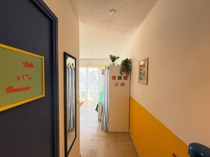 Interior - Studio coloré & fonctionnel – proche gare, plages & vieille ville (Antibes)
