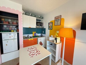Fridge, microwave, coffee/tea maker - Studio coloré & fonctionnel – proche gare, plages & vieille ville (Antibes)