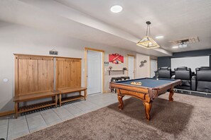 Games room - Newly Remodeled Bear Lake Lodge. Panoramic Lake Views. 15 Min From Beaver Mtn! (Garden City)