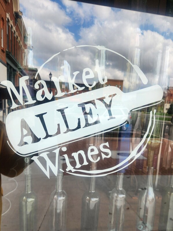 Una ventana con un cartel que dice 'Market Alley Wines'.