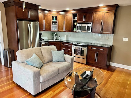 TV. Apartment Downtown Monmouth by Market Alley