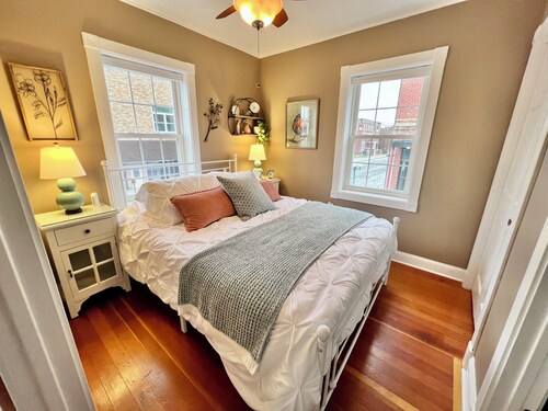Apartment Downtown Monmouth by Market Alley