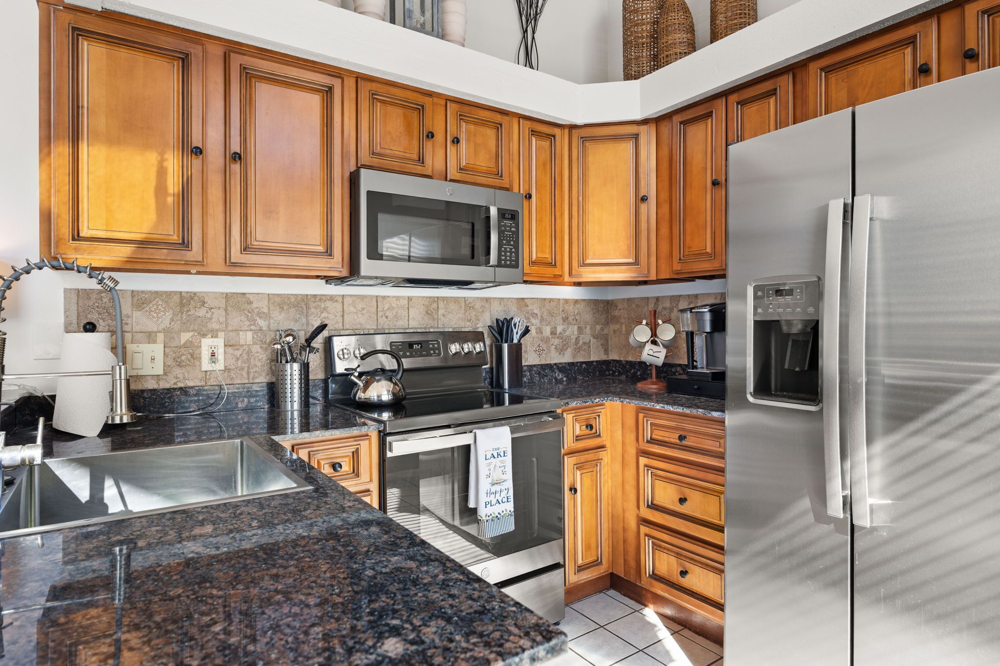 Coffee/tea maker, fridge, microwave, oven