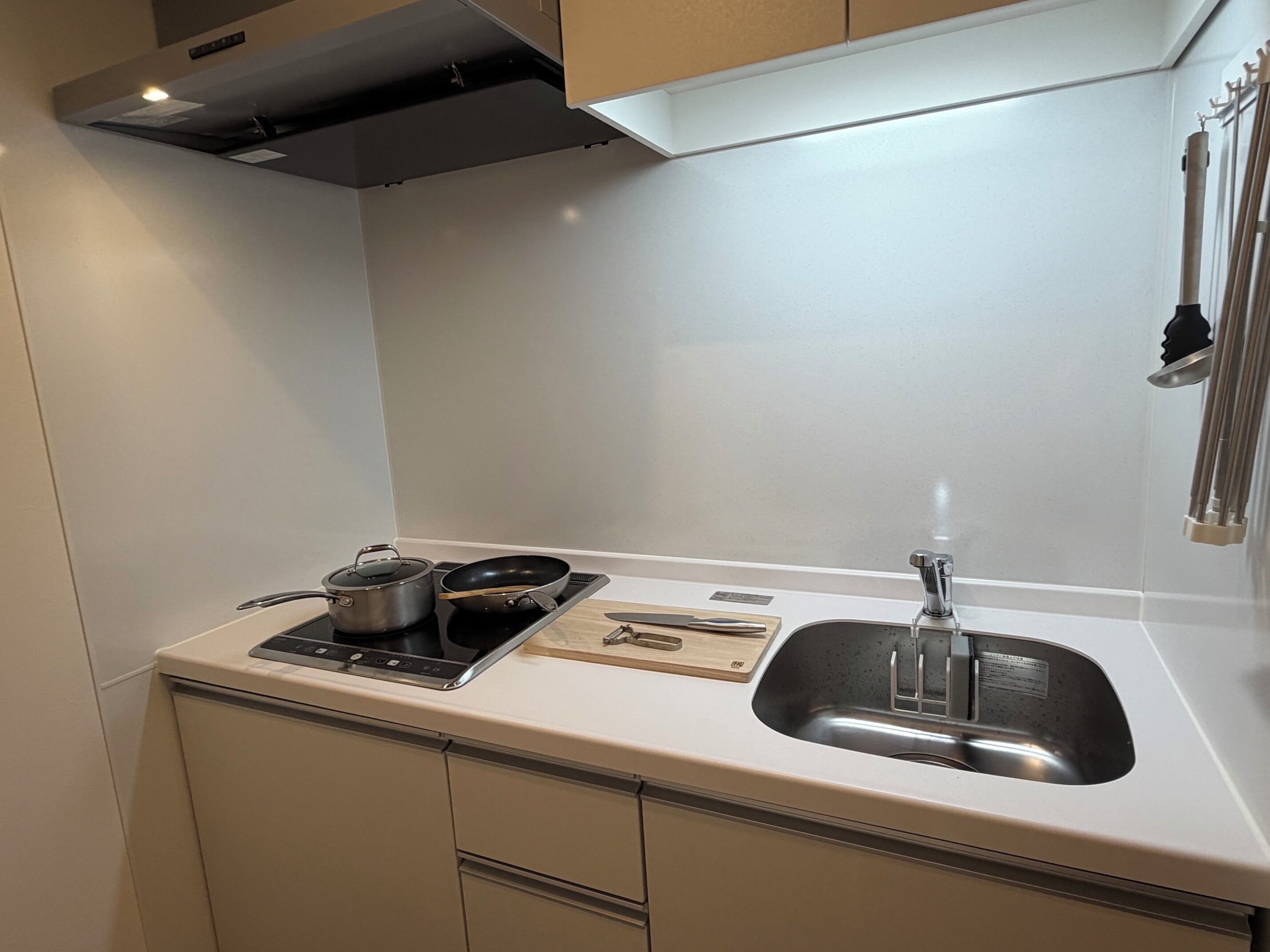 Réfrigérateur, micro-ondes, plaque de cuisson, bouilloire électrique