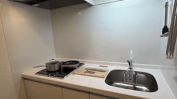Réfrigérateur, micro-ondes, plaque de cuisson, bouilloire électrique